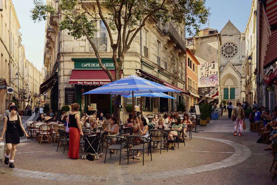 Belebte Straßenecke in Montpellier, Frankreich