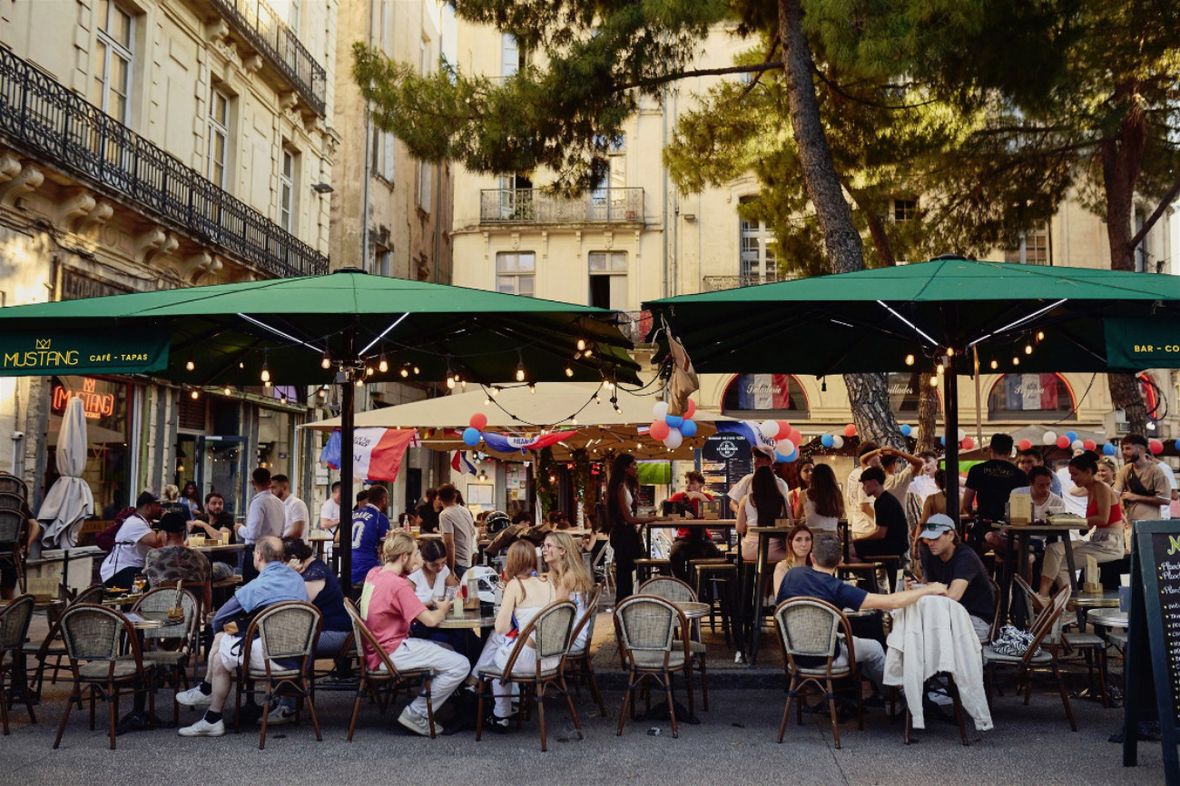 Sprachschüler im Café in Montpellier, Frankreich